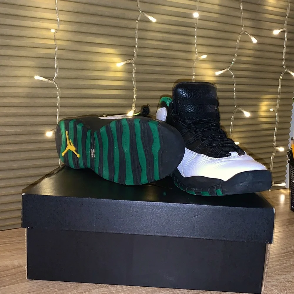 Air Jordan 10 retro black & green, big kids size 4.5 - Picture 3 of 3